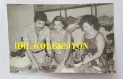 YEŞİLÇAM OYUNCUSU TANJU KOREL'İN ORİJİNAL 3'LÜ FOTOĞRAF SETİ - 14 x 9 cm EBADINDA - TANJU KOREL, HÜLYA DARCAN'LA BİRLİKTE BUTİKTE KUMAŞ SEÇERKEN ÇEKİLMİŞ 3 FARKLI KARE