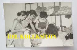 YEŞİLÇAM OYUNCUSU TANJU KOREL'İN ORİJİNAL 3'LÜ FOTOĞRAF SETİ - 14 x 9 cm EBADINDA - TANJU KOREL, HÜLYA DARCAN'LA BİRLİKTE BUTİKTE KUMAŞ SEÇERKEN ÇEKİLMİŞ 3 FARKLI KARE