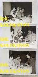 YEŞİLÇAM OYUNCUSU TANJU KOREL'İN ORİJİNAL 3'LÜ FOTOĞRAF SETİ - 18 x 12 cm EBADINDA - TANJU KOREL, HÜLYA DARCAN ve SAMİ HAZİNSES BİRLİKTE AKŞAM YEMEĞİ YİYİP KAHVE FALI BAKARKEN ÇEKİLMİŞ 3 FARKLI KARE