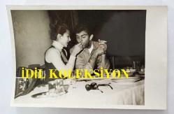 YEŞİLÇAM OYUNCUSU TANJU KOREL'İN ORİJİNAL 3'LÜ FOTOĞRAF SETİ - 18 x 12 cm EBADINDA - TANJU KOREL, HÜLYA DARCAN ve SAMİ HAZİNSES BİRLİKTE AKŞAM YEMEĞİ YİYİP KAHVE FALI BAKARKEN ÇEKİLMİŞ 3 FARKLI KARE