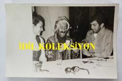 YEŞİLÇAM OYUNCUSU TANJU KOREL'İN ORİJİNAL 3'LÜ FOTOĞRAF SETİ - 18 x 12 cm EBADINDA - TANJU KOREL, HÜLYA DARCAN ve SAMİ HAZİNSES BİRLİKTE AKŞAM YEMEĞİ YİYİP KAHVE FALI BAKARKEN ÇEKİLMİŞ 3 FARKLI KARE