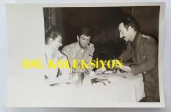 YEŞİLÇAM OYUNCUSU TANJU KOREL'İN ORİJİNAL 3'LÜ FOTOĞRAF SETİ - 18 x 12 cm EBADINDA - TANJU KOREL, HÜLYA DARCAN ve SAMİ HAZİNSES BİRLİKTE AKŞAM YEMEĞİ YİYİP KAHVE FALI BAKARKEN ÇEKİLMİŞ 3 FARKLI KARE
