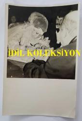 YEŞİLÇAM OYUNCUSU TANJU KOREL'İN ORİJİNAL FOTOĞRAFI - 18 x 12 cm EBADINDA - TANJU KOREL ve HÜLYA DARCAN NİLKAH TÖRENİNDE NİKAH DEFTERİNİ İMZALARKEN ÇEKİLMİŞ BİR KARE