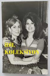 FERİ CANSEL ve AYNUR AYDAN'IN ORİJİNAL FOTOĞRAFI - 18 x 12 cm EBADINDA - FERİ CANSEL ve AYNUR AYDAN BİRBİRLERİNE SARILIP HATIRA POZU VERİRKEN ÇEKİLMİŞ BİR KARE