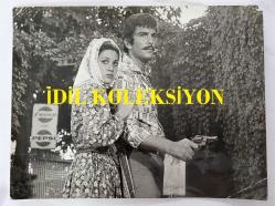 YEŞİLÇAM OYUNCUSU TANJU KOREL'İN ORİJİNAL BÜYÜK BOY FOTOĞRAFI - 24 x 18 cm EBADINDA - TANJU KOREL ve HÜLYA DARCAN ''DAĞLAR KURBANI (1973)'' ADLI FİLMDE AYNI KAREDELER... (ARKADA FRUKO & PEPSİ TABELASI)
