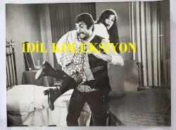 YEŞİLÇAM OYUNCUSU TANJU KOREL'İN ORİJİNAL BÜYÜK BOY FOTOĞRAFI - 24 x 18 cm EBADINDA - TANJU KOREL ve HÜLYA DARCAN BİR YEŞİLÇAM FİLMİ SAHNESİNDE AYNI KAREDELER