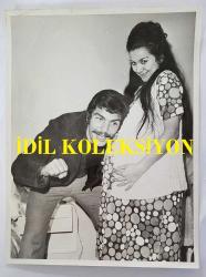 YEŞİLÇAM OYUNCUSU TANJU KOREL'İN ORİJİNAL BÜYÜK BOY FOTOĞRAFI - 24 x 18 cm EBADINDA - TANJU KOREL, EŞİ HÜLYA DARCAN'IN HAMİLELİK SÜRECİNDE EŞİNİN KARNINI DİNLERKEN ÇEKİLMİŞ GÜZEL BİR HATIRA FOTOĞRAFI