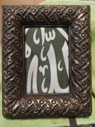 Ravza-i Mutahhara Örtüsü..Ravzada kimler yatıyor? Rasülüllah'ın dünya ve ahiret arkadaşları iki şehit, Hz. Ebu Bekir ve Hz. Ömer orada, Âhirete açılan dünya penceresi, cennet bahçesi (Ravza-i Mutahhara) orada. (Ravza-i Mutahhara'dan başka yeryüzünde cennetten olduğu bildirilen başka bir yer yoktur.)