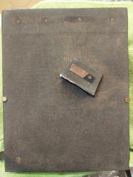 Ravza-i Mutahhara Örtüsü..Ravzada kimler yatıyor? Rasülüllah'ın dünya ve ahiret arkadaşları iki şehit, Hz. Ebu Bekir ve Hz. Ömer orada, Âhirete açılan dünya penceresi, cennet bahçesi (Ravza-i Mutahhara) orada. (Ravza-i Mutahhara'dan başka yeryüzünde cennetten olduğu bildirilen başka bir yer yoktur.)