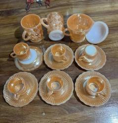 Vintage Alman yapımı Anchor Hocking Fincan Takımı  Sarı 6'lı fincan takımı 2 adet büyük boy kahve , Çay  fincanı 1 adet  Şekerlik  Kupalarda kırık veya çizik yok.