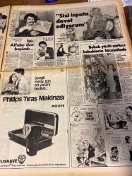 HAFTA SONU GAZETESİ DOĞUM GÜNÜ HEDİYESİ  ( Turkish Newspaper ) - 16 MART 1979 -TAM TAKIM 12 SAYFADIR -Yılmaz Güney-Fatoş Güney-Müjde Ar-Ferdi Tayfur-Güzide Kasacı-Suzan Vaker-Adnan Şenses-Gönül Senay-Seyyal Taner-Filiz Akın-Nükhet Duru-Ahmet Özhan-Müşerref Tezcan-Asu Maralman-Cüneyt Arkın Yılmaz Güney İmralı’da-Bahar Erdeniz-Engin Erdeniz-Güldür Gülpınar-İbrahim Tatlıses-İnci Sani-Deniz Şanslı-Seher Şeniz-Yaşayan adamın vasiyeti-Son ziyaret-Müjde Ar vicdan borcunu ödüyor-Süreyya Farah’ın tırnağı olamaz-Güzide Kasacı Ohhh dedi-Adnan Şenses’in 16 yıllık gözağrısı-Bülbül sesli öğretmen-Seyyal Taner kurtuluşu arıyor-Antika hastalığı tepti-Kimine hay hay kimine vay vay-Evliliği sarsan gizli show-Şimdi de sıra sunuculukta-Yufka yürekli sert adam-Göğsünden rahminden dişinden-Barışmaya da zam geldi-Nükhet Duru masal söylüyor-haftaya bakış