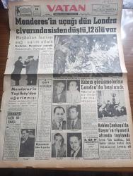 Vatan Gazetesi - Turkish Newspaper - 18 Şubat 1959 - hazin bir temaşa yazan Ahmet Emin Yalman Başmakale - Adnan Menderes'in uçağı Dün Londra civarında sisten düştü 12 ölü var - Türk Hava yolları'nın 4 motorlu SEV uçağı kaza sonunda bir enkaz yığını haline gelmişti fotoğraf - Emin Kalafat ve Arif Demirer Yaralı fotoğraf - Server Somuncuoğlu Ve Kemal Zeytinoğlu öldü - uçakta bulunanların listesi - Melih Esenbelin durumu bilinmiyor - Başbakan Adnan Menderes hareketinden önce Yeşilköy'de uğurlanırken fotoğraf - Kıbrıs görüşmelerine Londra'da başlandı - Kabine Çankaya'da Celal Bayar'ın riyaseti altında toplandı - Orhan Kemal'in bir büyük hikayesi küçücük Yazı Dizisi - Petrol işçileri ile Shell arasında ihtilaf çıktı - Atatürk heykeli için dün toplantı yapıldı fotoğraf - fosforlu Cevriye filme alındı - olmak ya da olmamak yazan Oktay Akbal - Briç masasında cinayet yazan agatha christie yazı dizisi - Celal Bayar İtalya ve Kore'ye gidecek -  Vefa Hilmi Kiremitçiyi bırakmayacak fotoğraf