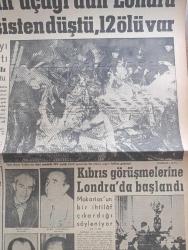 Vatan Gazetesi - Turkish Newspaper - 18 Şubat 1959 - hazin bir temaşa yazan Ahmet Emin Yalman Başmakale - Adnan Menderes'in uçağı Dün Londra civarında sisten düştü 12 ölü var - Türk Hava yolları'nın 4 motorlu SEV uçağı kaza sonunda bir enkaz yığını haline gelmişti fotoğraf - Emin Kalafat ve Arif Demirer Yaralı fotoğraf - Server Somuncuoğlu Ve Kemal Zeytinoğlu öldü - uçakta bulunanların listesi - Melih Esenbelin durumu bilinmiyor - Başbakan Adnan Menderes hareketinden önce Yeşilköy'de uğurlanırken fotoğraf - Kıbrıs görüşmelerine Londra'da başlandı - Kabine Çankaya'da Celal Bayar'ın riyaseti altında toplandı - Orhan Kemal'in bir büyük hikayesi küçücük Yazı Dizisi - Petrol işçileri ile Shell arasında ihtilaf çıktı - Atatürk heykeli için dün toplantı yapıldı fotoğraf - fosforlu Cevriye filme alındı - olmak ya da olmamak yazan Oktay Akbal - Briç masasında cinayet yazan agatha christie yazı dizisi - Celal Bayar İtalya ve Kore'ye gidecek -  Vefa Hilmi Kiremitçiyi bırakmayacak fotoğraf