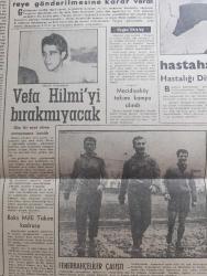 Vatan Gazetesi - Turkish Newspaper - 18 Şubat 1959 - hazin bir temaşa yazan Ahmet Emin Yalman Başmakale - Adnan Menderes'in uçağı Dün Londra civarında sisten düştü 12 ölü var - Türk Hava yolları'nın 4 motorlu SEV uçağı kaza sonunda bir enkaz yığını haline gelmişti fotoğraf - Emin Kalafat ve Arif Demirer Yaralı fotoğraf - Server Somuncuoğlu Ve Kemal Zeytinoğlu öldü - uçakta bulunanların listesi - Melih Esenbelin durumu bilinmiyor - Başbakan Adnan Menderes hareketinden önce Yeşilköy'de uğurlanırken fotoğraf - Kıbrıs görüşmelerine Londra'da başlandı - Kabine Çankaya'da Celal Bayar'ın riyaseti altında toplandı - Orhan Kemal'in bir büyük hikayesi küçücük Yazı Dizisi - Petrol işçileri ile Shell arasında ihtilaf çıktı - Atatürk heykeli için dün toplantı yapıldı fotoğraf - fosforlu Cevriye filme alındı - olmak ya da olmamak yazan Oktay Akbal - Briç masasında cinayet yazan agatha christie yazı dizisi - Celal Bayar İtalya ve Kore'ye gidecek -  Vefa Hilmi Kiremitçiyi bırakmayacak fotoğraf