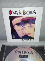 Cd Oya & Bora Saraylı albümü. Orijinal 1994 kırmızı bandrollü dönem baskı albüm. Disk 10 üzerinden 9 sorunsuz çalışıyor koleksiyonluk