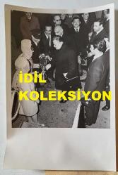 TÜRK HEKİM ve SİYASETÇİ, 1968-1973 İSTANBUL BELEDİYE BAŞKANI DOKTOR FAHRİ ATABEY'İN ORİJİNAL FOTOĞRAFI - 18 x 12 cm EBADINDA - DR. FAHRİ ATABEY, IRAK HAVA YOLLARI'NIN RESMİ BİR UÇAĞI İLE BAĞDAT'A GİTTİĞİ SIRADA KENDİSİNİ HAVA LİMANINDA KARŞILAYAN IRAKLI KADINLARDAN ÇİÇEK ALIRKEN ÇEKİLMİŞ BİR KARE. 11 MART 1970