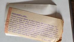 TÜRK HEKİM ve SİYASETÇİ, 1968-1973 İSTANBUL BELEDİYE BAŞKANI DOKTOR FAHRİ ATABEY'İN ORİJİNAL FOTOĞRAFI - 18 x 12 cm EBADINDA - DR. FAHRİ ATABEY, IRAK HAVA YOLLARI'NIN RESMİ BİR UÇAĞI İLE BAĞDAT'A GİTTİĞİ SIRADA KENDİSİNİ HAVA LİMANINDA KARŞILAYAN IRAKLI KADINLARDAN ÇİÇEK ALIRKEN ÇEKİLMİŞ BİR KARE. 11 MART 1970