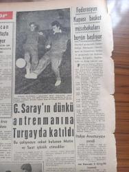 Vatan Gazetesi - Turkish Newspaper - 25 Şubat 1959 - yepyeni bir sulh binası yazan Ahmet Emin Yalman Başmakale - dün gece yapılan bütçe görüşmeleri sırasında mecliste gürültü kavgalar oldu - Londra'daki uçak kazasında ölenlerin hazin cenaze töreninde kortej Şişli camii'nden hareket ederken fotoğraf - Başbakan Menderes uçak kazasında kendisine ilk yardım yapan Mrs. Bailey ile 80 yıllık Brendi içiyor fotoğraf - Burhan Tan'ın mezarında konan arkadaşlarının makineleri fotoğraf -  Kıbrıslı Türk liderler Doktor Fazıl Küçük Rauf Denktaş Ve Osman Örek adada - Adnan Menderes Kazım Nefes'e geçmiş olsun diyor fotoğraf - Orhan Kemal'in bir büyük hikayesi küçücük Yazı Dizisi - salıpazarı rıhtım sahasının planı - Kruşçef MacMillan'a 20 yıllık saldırmazlık paktı teklif etti - İran'a tecavüz Dünya savaşı'na yol açacaktır - Noyan Amca dert dinliyor - uçak kazasında yaralanan Adnan Menderes İngiltere'den Mart başında yurda dönecek - Galatasaray'ın dünkü antrenmanına Turgay Şeren de katıldı fotoğraf
