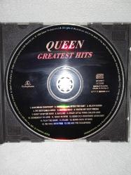 Cd Queen Greatest Hits albümü. Orijinal. 1994 Hollanda baskı. Disk 10 üzerinden 9. Sorunsuz çalışıyor. Koleksiyonluk