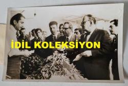 TÜRK HEKİM ve SİYASETÇİ, 1968-1973 İSTANBUL BELEDİYE BAŞKANI DOKTOR FAHRİ ATABEY'İN ORİJİNAL FOTOĞRAFI - 18 x 12 cm EBADINDA - DR. FAHRİ ATABEY, KASIMPAŞA PAZARI'NDA DENETİM YAPTIĞI SIRADA FASULYE TEZGAHININ ÖNÜNDEYKEN ÇEKİLMİŞ BİR KARE. 1969