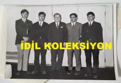 TÜRK HEKİM ve SİYASETÇİ, 1968-1973 İSTANBUL BELEDİYE BAŞKANI DOKTOR FAHRİ ATABEY'İN ORİJİNAL FOTOĞRAFI - 18 x 12 cm EBADINDA - DR. FAHRİ ATABEY, KENDİSİNİ ZİYARET EDEN YÜKSEK İSLAM ENSTİTÜLERİ TALEBE FEDERASYONU GENEL BAŞKANI SEDAT ŞENERMAN ve BERABERİNDEKİ YÜKSEK İSLAM ENSTİTÜSÜ TALEBE CEMİYETİ BAŞKANI YUSUF ERDEMİR, TALEBE DERNEKLERİ BAŞKANI OSMAN YUMAN ve GENEL İDARE HEYETİ ÜYESİ AHMET CENGİZ'LE BİRLİKTE HATIRA POZU VERİRKEN ÇEKİLMİŞ BİR FOTOĞRAF