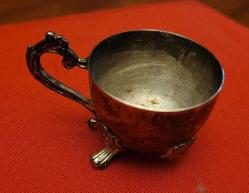 ESKİ FİNCAN ZARFI. SADECE BİR AYAĞI EKSİK.