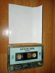 güler ışık acılar kaset (kapak sanırım fotokopi ve sticker üzerinde yazı var)