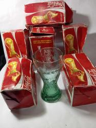 2006 FIFA Dünya kupası özel coca cola bardağı. Kupa formunda  Kutusunda sıfır. Kutular biraz yıpranmış stok 6 Bardağın her iki tarafı kabarma desenler ve yazılarla süslenmiş
