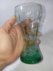 2006 FIFA Dünya kupası özel coca cola bardağı. Kupa formunda  Kutusunda sıfır. Kutular biraz yıpranmış stok 6 Bardağın her iki tarafı kabarma desenler ve yazılarla süslenmiş