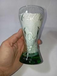 2006 FIFA Dünya kupası özel coca cola bardağı. Kupa formunda  Kutusunda sıfır. Kutular biraz yıpranmış stok 6 Bardağın her iki tarafı kabarma desenler ve yazılarla süslenmiş