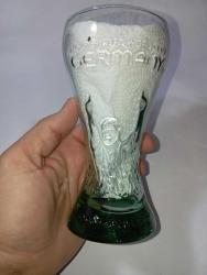 2006 FIFA Dünya kupası özel coca cola bardağı. Kupa formunda  Kutusunda sıfır. Kutular biraz yıpranmış stok 6 Bardağın her iki tarafı kabarma desenler ve yazılarla süslenmiş