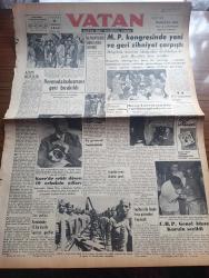 Vatan Gazetesi - Turkish Newspaper - 28 Haziran 1953 - azami neticeler yazan Ahmet Emin Yalman Başmakale - Başbakan Adnan Menderes İzmir'de kendisini karşılayan Manisa Demokrat Parti delegeleri ile fotoğraf - Almanya'nın birleşmesi istendi - Millet Partisi kongresinde yeni ve geri zihniye çarpıştı fotoğraf - ekonomist dergisi Üçlü Balkan paktını övüyor - İsveç Naboland süvarisi kaptanı Oscar Lorentzon için yardımcı gönderiyor - Kore'de şehit düşen 49 erimizin adları - Kore'de komünistler 72 bin kişi ile taarruza geçtiler - CHP'de İsmet İnönü Genel başkanlığa genel sekreterliği Kasım Gülek seçildi fotoğraf - kadınlar tekkesi yazan Refik Halit Karay Yazı Dizisi - Rosenbergler'in idamı yazan Doktor Sahir Erman - Mau Mau'lara karşı harekete geçildi - İstanbul kapılarında fethin büyük tarihi romanı yazan Feridun Fazıl Tülbentçi Yazı Dizisi - İstanbul sinema tiyatro programı - Kıbrıs meselesinde sovyetlerin tavrı - İstanbul Ankara İzmir Teknik Üniversite radyo programı - Cennet Somyeleri