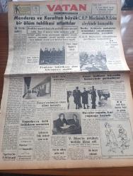 Vatan Gazetesi - Turkish Newspaper - 5 Mart 1955 - Bir ıslahat hamlesi yazan Ahmet Emin Yalman Başmakale - Adnan Menderes ve Refik Koraltan büyük bir ölüm tehlikesi atlattılar - Adnan Menderes'in bindiği otomobil demir yolu üzerinde raylar üzerinde kaldı - traktör fabrikası dün işletmeye açıldı - Kasım Gülek Türkiye'nin yabancı sermaye ihtiyacını belirtti - CHP meclisinde Nihat Erim aleyhinde konuşuldu - Hıfzı Oğuz Bekata Nihat Erim'i münazaraya çağırdı - Londra büyükelçimiz Hikmet Bayur'un cenazesi bugün naklediliyor - Gazze hadisesi güvenlik konseyinde görüşülüyor - Profesör Afet İnan'ın Konferansı fotoğraf - Edebiyatçılar birliği hakkında izahat verildi - Bir fetişist yakalandı - hanımın çiftliği yazan Orhan Kemal Yazı Dizisi - Mümtaz Faik Fenik Zafer gazetesinden ayrılıyor - geçmişte bugün Stalin'in ölümü yazan Feridun Fazıl Tülbentçi - Şah İsmail yazan Feridun Fazıl Tülbentçi Yazı Dizisi - Sanat Aleminde Yazan Zahir Güvemli - her gün bir yıldız Kirk Douglas fotoğraf - Sinerama