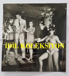 YEŞİLÇAM OYUNCUSU TANJU KOREL'İN ORİJİNAL BÜYÜK BOY FOTOĞRAFI - 19 x 18 cm EBADINDA - TANJU KOREL ve NEBAHAT ÇEHRE BİİR YEŞİLÇAM FİLMİ SAHNESİNDE AYNI KAREDELERKEN ÇEKİLMİŞ NET KALİTEDE BİR FOTOĞRAF