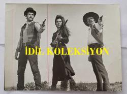 YEŞİLÇAM OYUNCUSU TANJU KOREL'İN ORİJİNAL BÜYÜK BOY FOTOĞRAFI - 24 x 18 cm EBADINDA - TANJU KOREL, WESTERN TARZI BİR YEŞİLÇAM FİLMİ SAHNESİNDE TABANCA TUTARKEN ÇEKİLMİŞ BİR KARE