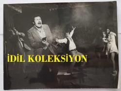 YEŞİLÇAM OYUNCUSU TANJU KOREL'İN ORİJİNAL BÜYÜK BOY FOTOĞRAFI - 24 x 18 cm EBADINDA - TANJU KOREL, BİR YEŞİLÇAM FİLMİ SAHNESİNDE TABANCAYLA ATEŞ EDERKEN ÇEKİLMİŞ BİR KARE