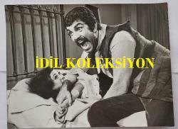 YEŞİLÇAM OYUNCUSU TANJU KOREL'İN ORİJİNAL BÜYÜK BOY 2'Lİ FOTOĞRAF SETİ - 24 x 18 cm EBADINDA - TANJU KOREL, BİR YEŞİLÇAM FİLMİ SAHNESİNDE HÜLYA DARCAN'LA AYNI KAREDEYKEN ÇEKİLMİŞ 2 FARKLI FOTOĞRAF