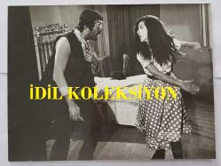 YEŞİLÇAM OYUNCUSU TANJU KOREL'İN ORİJİNAL BÜYÜK BOY 2'Lİ FOTOĞRAF SETİ - 24 x 18 cm EBADINDA - TANJU KOREL, BİR YEŞİLÇAM FİLMİ SAHNESİNDE HÜLYA DARCAN'LA AYNI KAREDEYKEN ÇEKİLMİŞ 2 FARKLI FOTOĞRAF