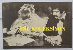 YEŞİLÇAM OYUNCUSU TANJU KOREL'İN ORİJİNAL AJANS-BASIN FOTOĞRAFI (KAĞIT BASKI) - 18 x 12 cm EBADINDA - TANJU KOREL, HÜLYA DARCAN'LA NİKAH TÖRENİNDE NİKAH DEFTERİNİ İMZALARKEN ÇEKİLMİŞ BİR KARE