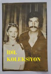 YEŞİLÇAM OYUNCUSU TANJU KOREL'İN ORİJİNAL 2'Lİ AJANS-BASIN FOTOĞRAFI SETİ (KAĞIT BASKI) - 18 x 12 cm EBADINDA - TANJU KOREL ve HÜLYA YİĞİTALP BİRLİKTE POZ VERİRKEN ÇEKİLMİŞ 2 FARKLI KARE