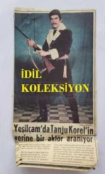 YEŞİLÇAM OYUNCUSU TANJU KOREL'İN GAZETEDEN KESİLME FOTOĞRAFLI HABER KÜPÜRÜ - 25 x 13 cm EBADINDA - ''YEŞİLÇAM'DA TANJU KOREL'İN YERİNE BİR AKTÖR ARANIYOR''