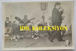 OSMAN YAĞMURDERELİ ve CAZ MÜZİĞİN SEVİLEN İSİMLERİNDEN BATERİST ASIM EKREN'İN ORİJİNAL FOTOĞRAFI - 18 x 12 cm EBADINDA - ASIM EKREN, OSMAN YAĞMURDERELİ'NİN ŞARKI OKUDUĞU SAHNEDE YER ALIRKEN ÇEKİLMİŞ BİR KARE, 8 MART 1986