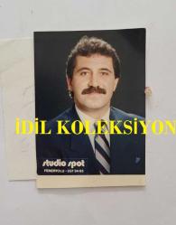 CAZ MÜZİĞİN SEVİLEN İSİMLERİNDEN BATERİST ASIM EKREN'İN ORİJİNAL FOTOĞRAFI - 6,5 x 4,5 cm EBADINDA - ASIM EKREN'İN VASİKALIK FOTOĞRAFI. STÜDYO SPOT, FENERYOLU. MART 1990