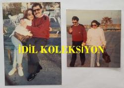 SELMA GÜNERİ ve CAZ MÜZİĞİN SEVİLEN İSİMLERİNDEN BATERİST ASIM EKREN'İN ORİJİNAL 2'Lİ FOTOĞRAF SETİ - 13 x 9 cm ve 9 x 8 cm EBADINDA - ASIM EKREN, SELMA GÜNERİ İLE NİŞANLI OLDUĞU 1980 YILINDA SAHİLDE EL ELE GEZİP BİRBİRLERİNE SARILIRKEN ÇEKİLMİŞ 2 ÖZEL KARE