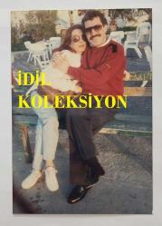 SELMA GÜNERİ ve CAZ MÜZİĞİN SEVİLEN İSİMLERİNDEN BATERİST ASIM EKREN'İN ORİJİNAL 2'Lİ FOTOĞRAF SETİ - 13 x 9 cm ve 9 x 8 cm EBADINDA - ASIM EKREN, SELMA GÜNERİ İLE NİŞANLI OLDUĞU 1980 YILINDA SAHİLDE EL ELE GEZİP BİRBİRLERİNE SARILIRKEN ÇEKİLMİŞ 2 ÖZEL KARE