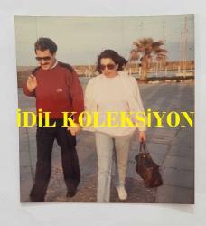 SELMA GÜNERİ ve CAZ MÜZİĞİN SEVİLEN İSİMLERİNDEN BATERİST ASIM EKREN'İN ORİJİNAL 2'Lİ FOTOĞRAF SETİ - 13 x 9 cm ve 9 x 8 cm EBADINDA - ASIM EKREN, SELMA GÜNERİ İLE NİŞANLI OLDUĞU 1980 YILINDA SAHİLDE EL ELE GEZİP BİRBİRLERİNE SARILIRKEN ÇEKİLMİŞ 2 ÖZEL KARE