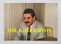 CAZ MÜZİĞİN SEVİLEN İSİMLERİNDEN BATERİST ASIM EKREN'İN ORİJİNAL 2'Lİ FOTOĞRAF SETİ - 12,5 x 9 cm EBADINDA - ASIM EKREN KONUŞURKEN YAKINDAN ÇEKİLMİŞ NET KALİTEDE 2 FOTOĞRAF