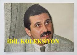 CAZ MÜZİĞİN SEVİLEN İSİMLERİNDEN BATERİST ASIM EKREN'İN ORİJİNAL 2'Lİ FOTOĞRAF SETİ - 12,5 x 9 cm EBADINDA - ASIM EKREN KONUŞURKEN YAKINDAN ÇEKİLMİŞ NET KALİTEDE 2 FOTOĞRAF