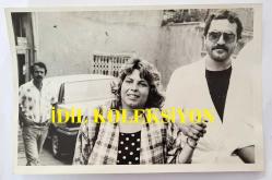 CAZ MÜZİĞİN SEVİLEN İSİMLERİNDEN BATERİST ASIM EKREN'İN ORİJİNAL FOTOĞRAFI - 18 x 12 cm EBADINDA - ASIM EKREN ve EŞİ ZEYNEP ÖZAL EL ELE GEZERKEN ÇEKİLMİŞ BİR KARE