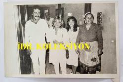 CAZ MÜZİĞİN SEVİLEN İSİMLERİNDEN BATERİST ASIM EKREN'İN ORİJİNAL FOTOĞRAFI - 18 x 12 cm EBADINDA - ASIM EKREN, EŞİ ZEYNEP ÖZAL'LA EL ELE TUTUŞURKEN ÇEKİLMİŞ BİR KARE, 25 TEMMUZ 1985